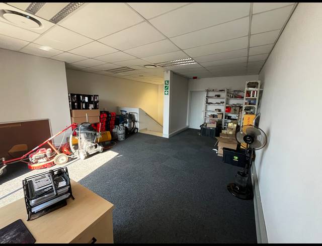 302M² WAREHOUSE TO LET IN STIKLAND INDUSTRIAL